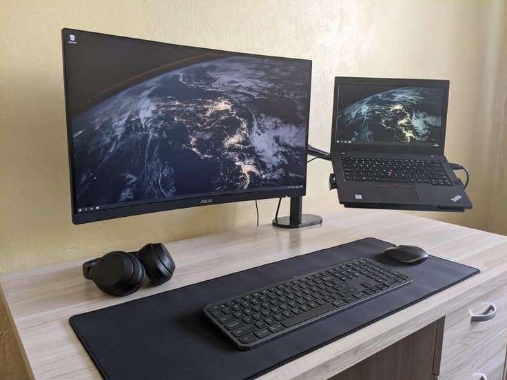 Posto de trabalho com computador e portátil